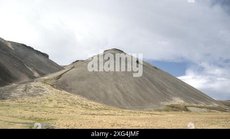 Paysage austère typique avec de fantastiques formations de montagne de lave dans le sud-ouest de l'Islande Banque D'Images