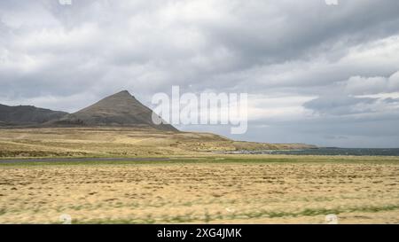 Paysage austère typique avec de fantastiques formations de montagne de lave dans le sud-ouest de l'Islande Banque D'Images