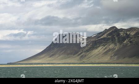 Paysage austère typique avec de fantastiques formations de montagne de lave dans le sud-ouest de l'Islande Banque D'Images