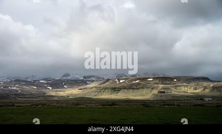 Paysage austère typique avec de fantastiques formations de montagne de lave dans le sud-ouest de l'Islande Banque D'Images