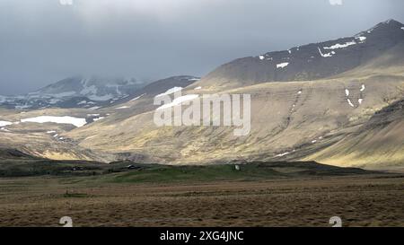 Paysage austère typique avec de fantastiques formations de montagne de lave dans le sud-ouest de l'Islande Banque D'Images