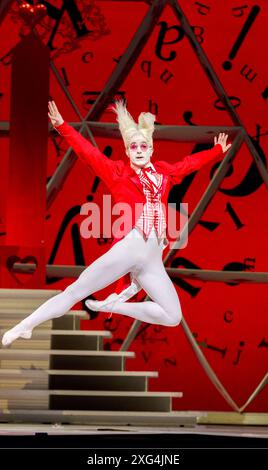 Jonathan Howells (The White Rabbit) dans ALICE'S ADVENTURES IN WONDERLAND au Royal Ballet, The Royal Opera House, Covent Garden, Londres WC2 03/03/2011 chorégraphie : Christopher Wheeldon compositeur : Joby Talbot scénario : Nichols Wright design : Bob Crowley éclairage : Natasha Katz chef d'orchestre : Barry Wordsworth Banque D'Images