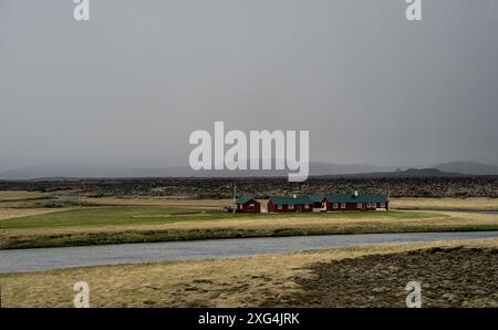 Paysage austère typique avec de fantastiques formations de montagne de lave dans le sud-ouest de l'Islande Banque D'Images