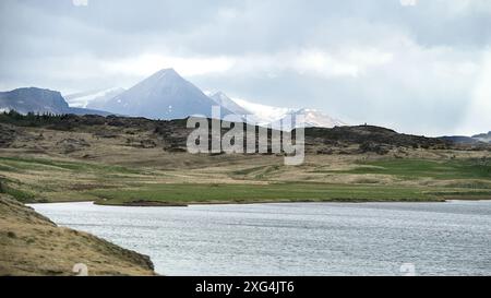 Paysage austère typique avec de fantastiques formations de montagne de lave dans le sud-ouest de l'Islande Banque D'Images