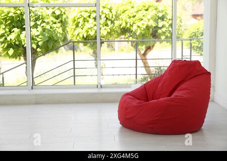 Chaise de sac de haricots rouges près de la fenêtre dans la chambre. Espace pour le texte Banque D'Images