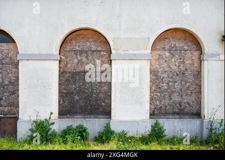 Tienen, Flandre, Belgique, juin 30 2024 - portes voûtées abandonnées de la gare Banque D'Images