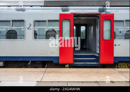 Tienen, Flandre, Belgique, juin 30 2024 - transport interurbain des chemins de fer belges Banque D'Images