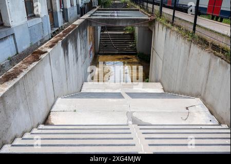 Tienen, Flandre, Belgique, juin 30 2024 - escalier abandonné et passage souterrain pour passagers de la gare Banque D'Images