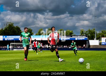 Dordrecht, pays-Bas. 06 juillet 2024. Dordrecht - Jaden Slory de Feyenoord lors du premier match amical en préparation de l'Eredivisie saison 2024/2025 entre FC Dordrecht et Feyenoord le 6 juillet 2024 au M-scores Stadion de Dordrecht, pays-Bas crédit : Box to Box Pictures/Alamy Live News Banque D'Images