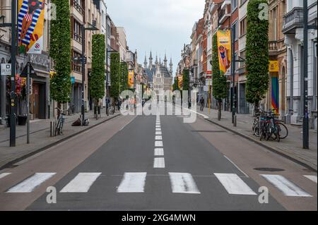 Louvain, Flandre, Belgique, juin 30 2024 - vue directe sur la Bondgenotenlaan, une avenue centrale menant à l'église Saint-Pierre Banque D'Images