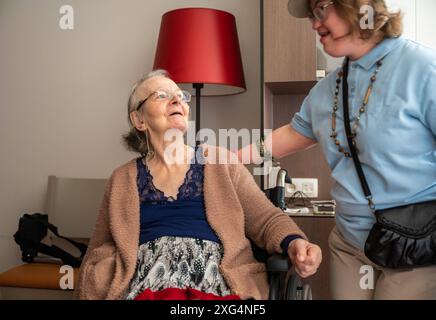 Portrait de famille d'une mère de 83 ans et de sa fille atteinte du syndrome de Down à la maison. Tienen, Belgique. Autorisation du modèle Banque D'Images