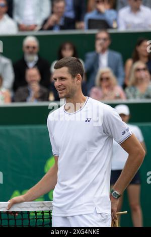 FICHIERS PHOTOS. 6 juillet 2024. Hubert Hurkacz quitte Wimbledon après avoir pris sa retraite au point de match contre Arthur fils en raison d'une blessure au genou. Stoke Poges, Royaume-Uni. 28 juin 2024. Le joueur de tennis professionnel Hubert Hurkacz sur le court du Boodles Tennis à Stoke Park, Stoke Poges, Buckinghamshire. Le polonais Hubert Hurkacz a été classé 7e mondial en simple par l'ATP, ce qui en fait l'homme polonais le mieux classé dans l'histoire du simple. Crédit : Maureen McLean/Alamy Banque D'Images