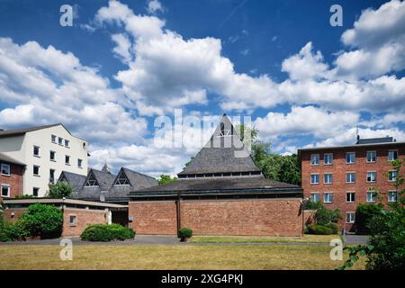 L'église orthodoxe syrienne de création Pierre et Paul, construite en 1964 dans le quartier Lindenthal de Cologne contre ciel nuageux Banque D'Images