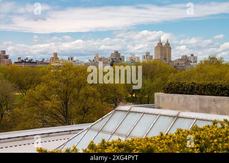 La ligne d'horizon des gratte-ciel de Manhattan Island au-dessus des arbres de central Park comme vu du Metropolitan Rooftop New York City Banque D'Images