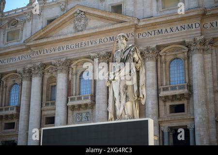 Une statue de Saint Paul devant la basilique Saint-Pierre au Vatican. Banque D'Images