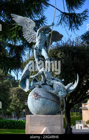 Saint Michel l'Archange par Giuseppe Antonio Lomuscio dans les jardins du Vatican, le Vatican. Banque D'Images