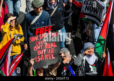 Londres, Royaume-Uni. 6 juillet 2024. Les manifestants réagissent à une très petite contre-manifestation pro-israélienne (moins de 50) pour draper des banderoles et des drapeaux sur le pont de Waterloo alors que leur zone interdite se trouvait sur l'Aldwych - le lendemain des élections amène Keir Starmer et les travailleurs au pouvoir, une manifestation nationale et des dizaines de milliers de personnes défilent pour la Palestine. La manifestation pro-palestinienne appelait également à la fin du génocide, au cessez-le-feu maintenant et à l'arrêt de l'armement d'Israël. Crédit : Guy Bell/Alamy Live News Banque D'Images