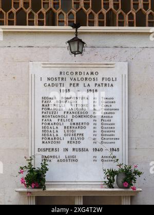 LIMONE SUL GARDA, ITALIE - 13 JUIN 2024 : Mémorial en pierre pour les morts et les disparus de 1915-18 et 1940-45 en Russie Banque D'Images