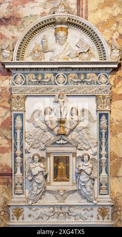 PÉROUSE, ITALIE - 18 MAI 2024 : le relief polychrome en marbre (tabernacle) dans l'église Chiesa di Santa Maria di Monteluce Banque D'Images