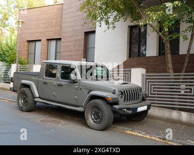 Bucarest, Roumanie - 24 septembre 2023 : vue de face de la voiture grise Jeep Gladiator garée dans la rue devant la maison Banque D'Images