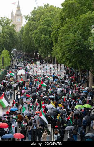 Londres, Royaume-Uni. 6 juillet 2024. Des dizaines de milliers de partisans palestiniens défilent dans le centre de Londres pour appeler à un cessez-le-feu et à la fin du soutien britannique et américain au siège, bombardement et occupation de Gaza par Israël lors d'une manifestation organisée par une coalition de groupes, dont la Palestine Solidarity Campaign, Stop the War Coalition, amis d'Al Aqsa et CND. Crédit : Ron Fassbender/Alamy Live News Banque D'Images