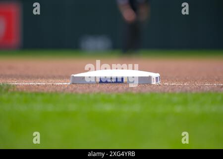 Minneapolis, Minnesota, États-Unis. 6 juillet 2024. La base avec le logo Twins City Connect lors d'un match de baseball de la MLB entre les Twins du Minnesota et les Astros de Houston au Target Field. Les Twins ont gagné 9-3. (Crédit image : © Steven Garcia/ZUMA Press Wire) USAGE ÉDITORIAL SEULEMENT! Non destiné à UN USAGE commercial ! Crédit : ZUMA Press, Inc/Alamy Live News Banque D'Images