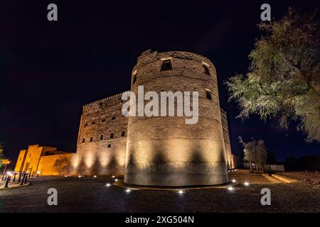 Jabreen citadelle forteresse murs en pierre et tour de bastion ronde, Bahla, sultanat Oman Banque D'Images