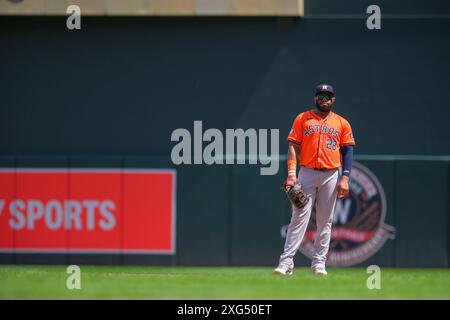 Minneapolis, Minnesota, États-Unis. 6 juillet 2024. JON SINGLETON (28), premier joueur de base des Astros de Houston, regarde le match de baseball de la MLB entre les Twins du Minnesota et les Astros de Houston au Target Field. Les Twins ont gagné 9-3. (Crédit image : © Steven Garcia/ZUMA Press Wire) USAGE ÉDITORIAL SEULEMENT! Non destiné à UN USAGE commercial ! Crédit : ZUMA Press, Inc/Alamy Live News Banque D'Images