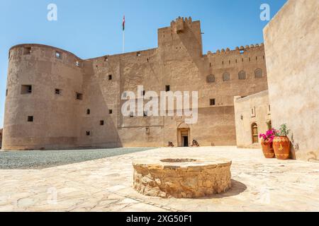 Jabreen citadelle forteresse en pierre bastions et puits rond dans la cour, Bahla, Oman Banque D'Images