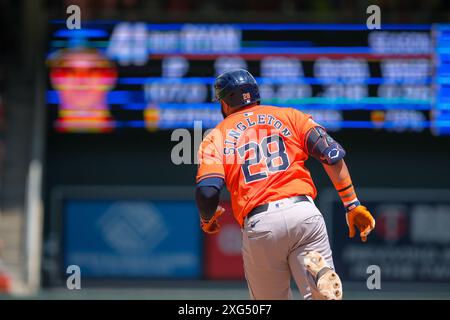 Minneapolis, Minnesota, États-Unis. 6 juillet 2024. JON SINGLETON (28), premier joueur des Astros de Houston, célèbre un match de baseball de la MLB entre les Twins du Minnesota et les Astros de Houston au Target Field. Les Twins ont gagné 9-3. (Crédit image : © Steven Garcia/ZUMA Press Wire) USAGE ÉDITORIAL SEULEMENT! Non destiné à UN USAGE commercial ! Crédit : ZUMA Press, Inc/Alamy Live News Banque D'Images