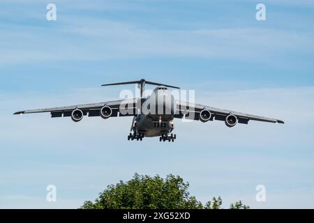 85-0005 - USAF Lockheed C-5 Galaxy en approche de la RAF Mildenhall Banque D'Images