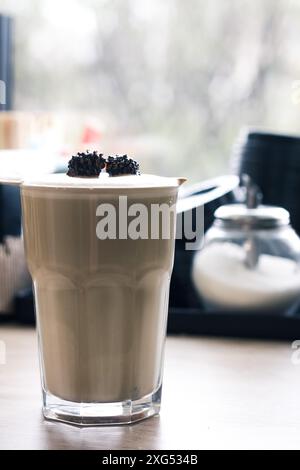 une tasse de café une corne de café avec du café moulu naturel et temper sur fond blanc gros plan, mise au point sélective Banque D'Images