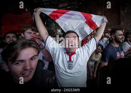 Londres, Royaume-Uni. 6 juillet 2024. EURO 2024 : Angleterre vs Suisse. 4TheFans Fan Park à l'événement Village Underground fanzone à Shoreditch. Les supporters anglais réagissent et célèbrent après avoir battu la Suisse aux pénalités à la Dusseldorf Arena. Le match tendu s'est terminé 1-1 après un temps supplémentaire, les deux camps étant incapables de sortir de l'impasse. L'Angleterre affronta ensuite une fusillade de penalty sans leur capitaine et preneur de pénalité Harry Kane, qui avait été remplacé par Ivan Toney dans la seconde moitié du temps supplémentaire. Crédit : Guy Corbishley/Alamy Live News Banque D'Images