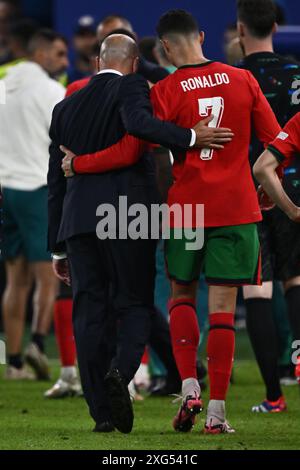 HAMBOURG, ALLEMAGNE - 5 JUILLET : Roberto Martinez entraîneur-chef du Portugal, Cristiano Ronaldo, Bernardo Silva après la défaite du Portugal dans un tir de pénalité et un Banque D'Images