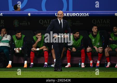 HAMBOURG, ALLEMAGNE - 5 JUILLET : Roberto Martinez, entraîneur-chef du Portugal, réagit lors du match des quarts de finale de l'UEFA EURO 2024 entre le Portugal et la France Banque D'Images
