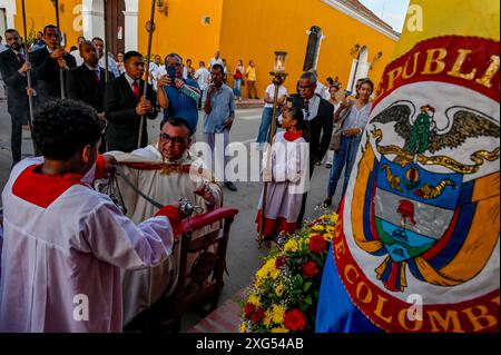 Les rues de Mompox, en Colombie, prennent vie pendant la célébration du Corpus Christi avec des processions vibrantes, des tapis de fleurs et des habitants fervents honorant cette tradition catholique sacrée. Banque D'Images