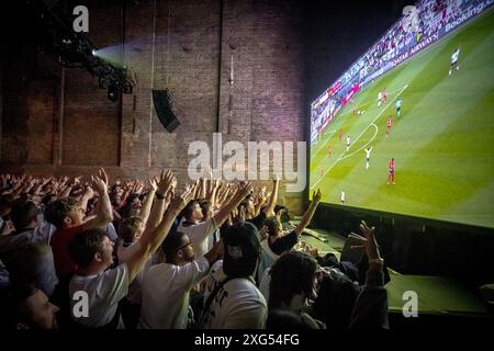 Londres, Royaume-Uni. 6 juillet 2024. EURO 2024 : Angleterre vs Suisse. 4TheFans Fan Park à l'événement Village Underground fanzone à Shoreditch. Les fans d'Angleterre affichent une série de réactions pendant les demi-finales tendues tout en regardant le grand écran de Shoreditch. L'Angleterre battrait la Suisse aux pénalités à la Dusseldorf Arena. Le match tendu s'est terminé 1-1 après un temps supplémentaire, les deux camps étant incapables de sortir de l'impasse. L'Angleterre a ensuite affronté une fusillade de pénalité sans leur capitaine dans la seconde moitié de temps supplémentaire. Crédit : Guy Corbishley/Alamy Live News Banque D'Images