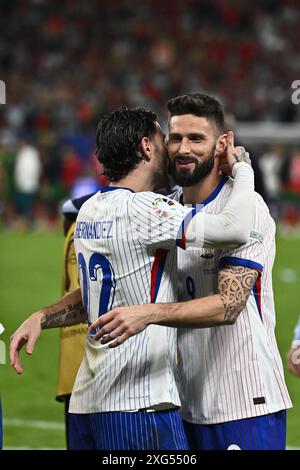 HAMBOURG, ALLEMAGNE - 5 JUILLET : Theo Hernandez et Olivier Giroud, Français, célèbrent leur victoire en quart de finale de l'UEFA EURO 2024. Volksparkstadion le 5 juillet 20 Banque D'Images