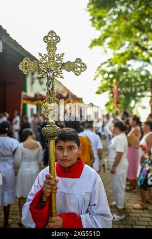 Les rues de Mompox, en Colombie, prennent vie pendant la célébration du Corpus Christi avec des processions vibrantes, des tapis de fleurs et des habitants fervents honorant cette tradition catholique sacrée. Banque D'Images