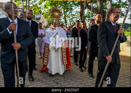 Les rues de Mompox, en Colombie, prennent vie pendant la célébration du Corpus Christi avec des processions vibrantes, des tapis de fleurs et des habitants fervents honorant cette tradition catholique sacrée. Banque D'Images