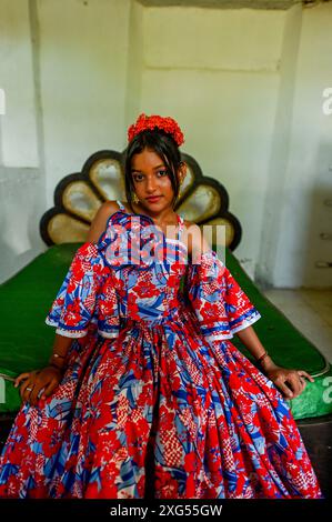 Dancers in Mompox présentent leur tenue folklorique traditionnelle vibrante, avec des jupes colorées, des chemisiers brodés et des accessoires complexes. Leurs mouvements gracieux et leurs performances animées mettent en valeur le riche patrimoine culturel et l’esprit festif de la région. Banque D'Images