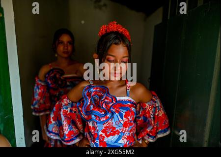 Dancers in Mompox présentent leur tenue folklorique traditionnelle vibrante, avec des jupes colorées, des chemisiers brodés et des accessoires complexes. Leurs mouvements gracieux et leurs performances animées mettent en valeur le riche patrimoine culturel et l’esprit festif de la région. Banque D'Images