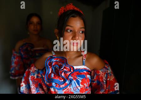 Dancers in Mompox présentent leur tenue folklorique traditionnelle vibrante, avec des jupes colorées, des chemisiers brodés et des accessoires complexes. Leurs mouvements gracieux et leurs performances animées mettent en valeur le riche patrimoine culturel et l’esprit festif de la région. Banque D'Images