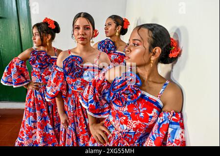 Dancers in Mompox présentent leur tenue folklorique traditionnelle vibrante, avec des jupes colorées, des chemisiers brodés et des accessoires complexes. Leurs mouvements gracieux et leurs performances animées mettent en valeur le riche patrimoine culturel et l’esprit festif de la région. Banque D'Images