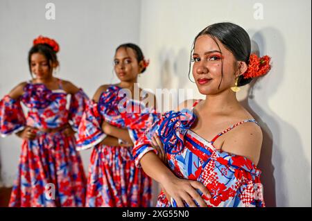 Dancers in Mompox présentent leur tenue folklorique traditionnelle vibrante, avec des jupes colorées, des chemisiers brodés et des accessoires complexes. Leurs mouvements gracieux et leurs performances animées mettent en valeur le riche patrimoine culturel et l’esprit festif de la région. Banque D'Images