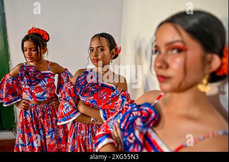 Dancers in Mompox présentent leur tenue folklorique traditionnelle vibrante, avec des jupes colorées, des chemisiers brodés et des accessoires complexes. Leurs mouvements gracieux et leurs performances animées mettent en valeur le riche patrimoine culturel et l’esprit festif de la région. Banque D'Images