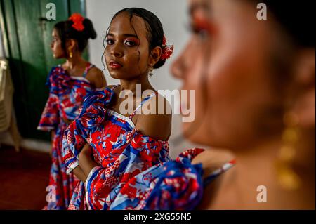 Dancers in Mompox présentent leur tenue folklorique traditionnelle vibrante, avec des jupes colorées, des chemisiers brodés et des accessoires complexes. Leurs mouvements gracieux et leurs performances animées mettent en valeur le riche patrimoine culturel et l’esprit festif de la région. Banque D'Images