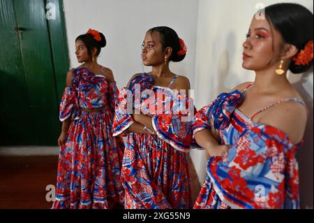 Dancers in Mompox présentent leur tenue folklorique traditionnelle vibrante, avec des jupes colorées, des chemisiers brodés et des accessoires complexes. Leurs mouvements gracieux et leurs performances animées mettent en valeur le riche patrimoine culturel et l’esprit festif de la région. Banque D'Images