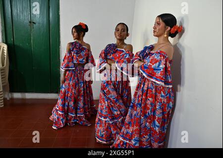 Dancers in Mompox présentent leur tenue folklorique traditionnelle vibrante, avec des jupes colorées, des chemisiers brodés et des accessoires complexes. Leurs mouvements gracieux et leurs performances animées mettent en valeur le riche patrimoine culturel et l’esprit festif de la région. Banque D'Images