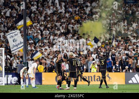 Le milieu de terrain du LAFC Timothy Tillman (11 ans) célèbre une victoire avec le milieu de terrain Ilie Sánchez (6 ans) après un match en MLS contre, jeudi 4 juillet 2024, au Banque D'Images